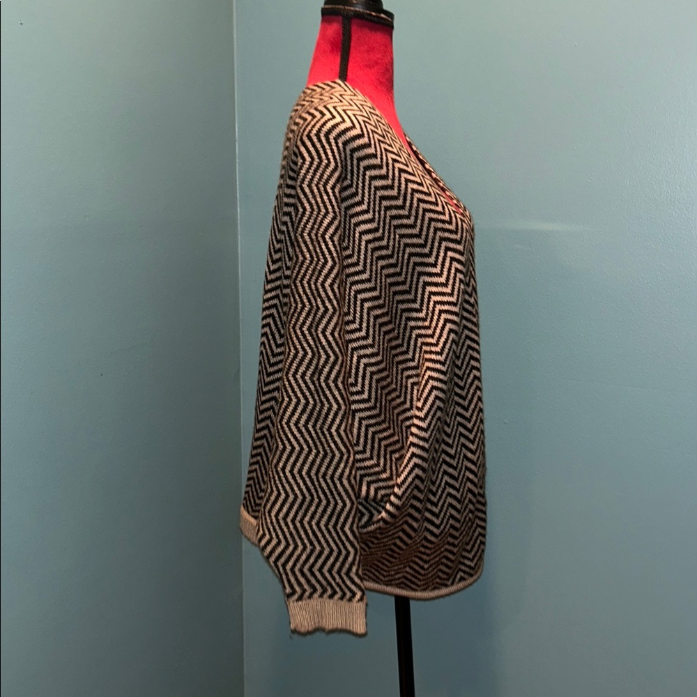 A+Ro Black and Tan Chevron Patterned Cardigan Size Small - Picture 6 of 16
